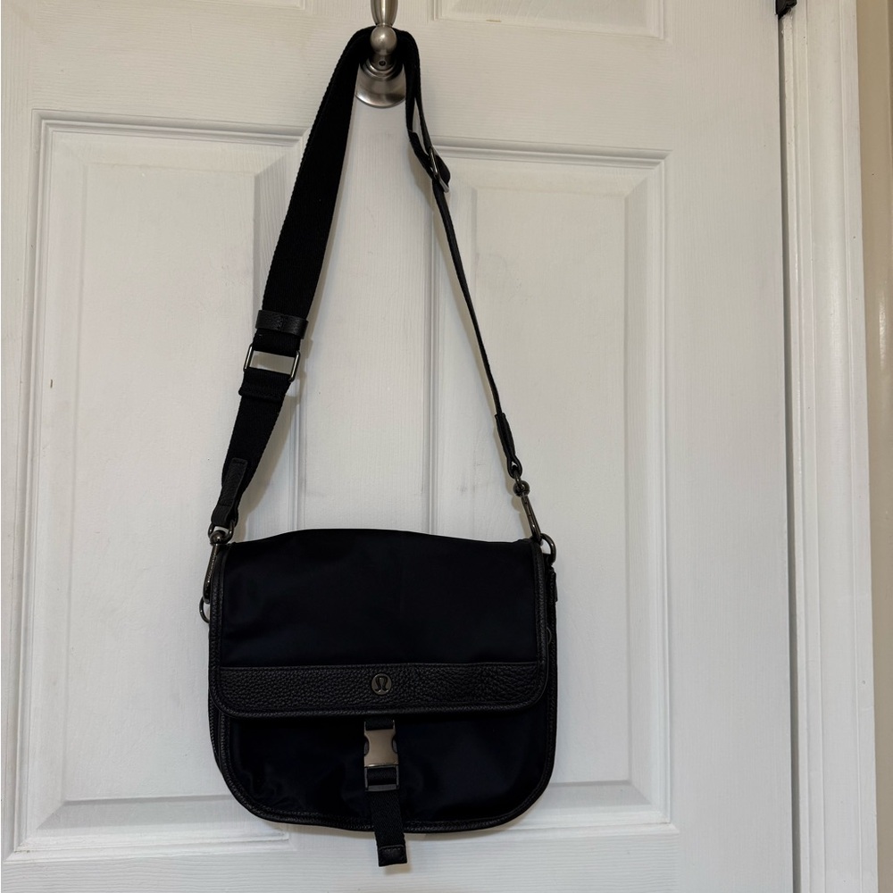 Lululemon Now & Always Crossbody Bag 5L Black Nylon Leather Trim - Picture 6 of 9
